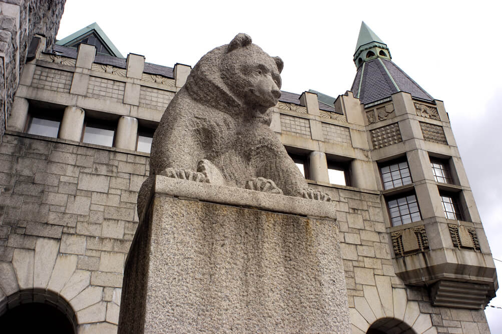 Медведь у здания Финского национального музея