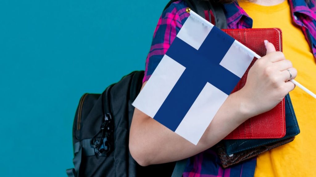 студент с финским флагом