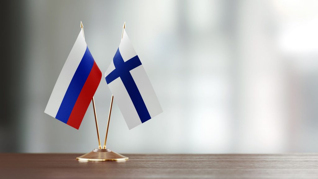 флаги России и Финляндии