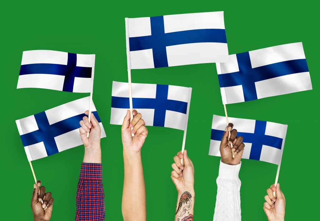 люди с флагом Финляндии