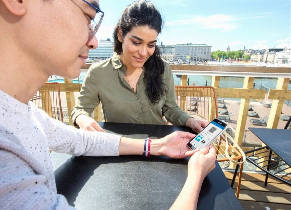 девушка и парень смотрят в приложение на телефоне