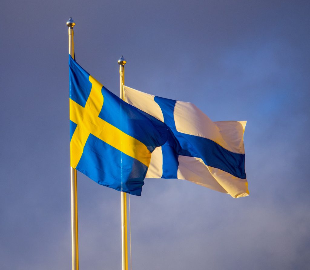 финский и шведский флаги